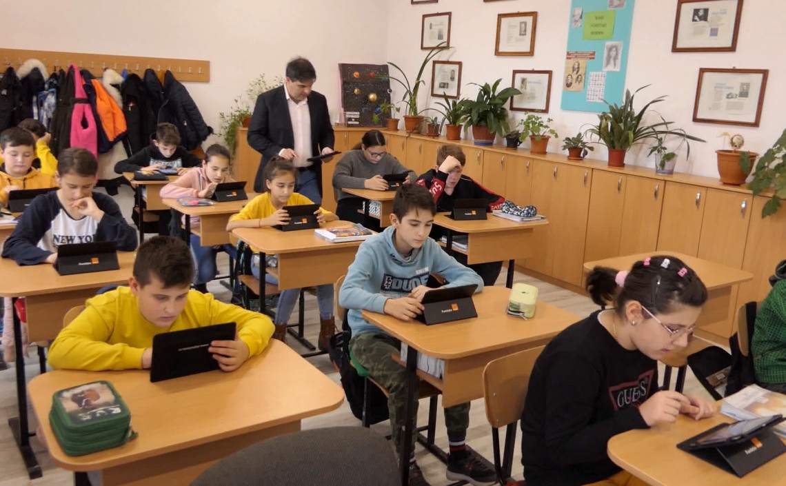 În vizită la Școala Gimnazială Bretea Română, județul Hunedoara: Elevii înțeleg lecțiile mult mai repede și mai bine