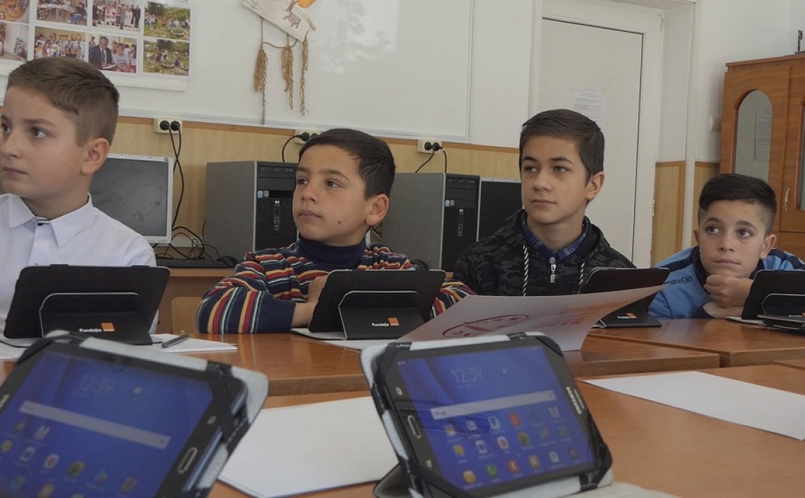În vizită la Școala Gimnazială Chiojdeni – școala în care educația digitală motivează elevii