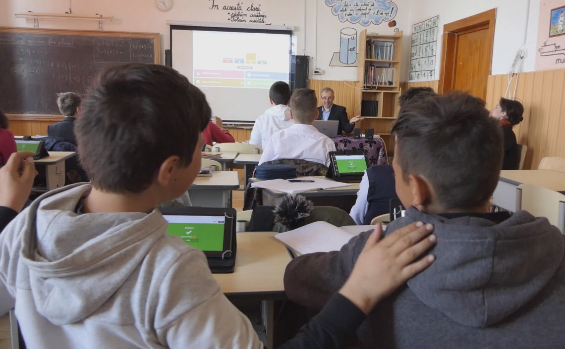 În vizită la Școala Gimnazială Costești - locul devenit mai captivant după adaptarea la tehnologie