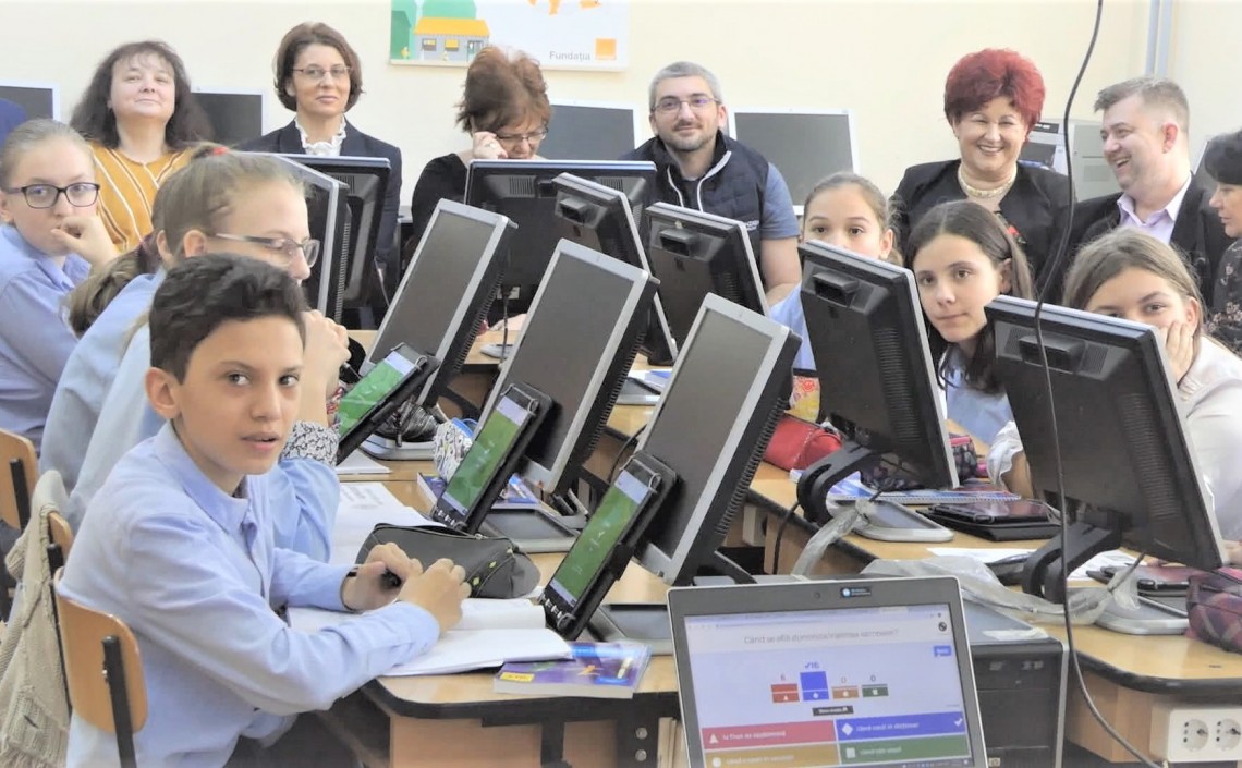 În vizită la școala din Medieșu Aurit: locul unde elevii se pregătesc digital pentru marile evaluări