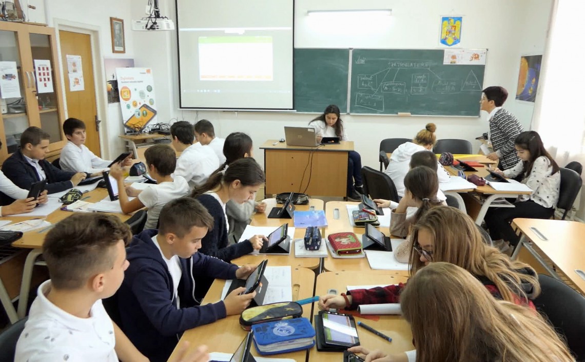 În vizită la Școala Gimnazială "George Coșbuc", Comuna 23 august: Elevii spun că apariția Digitaliada în școală e fascinantă