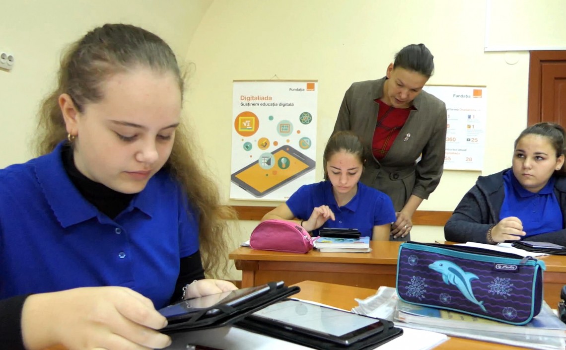 Andrea Cătinean, prof de mate: Copiii sunt fascinați de ideea de digital, abia așteaptă să avem oră
