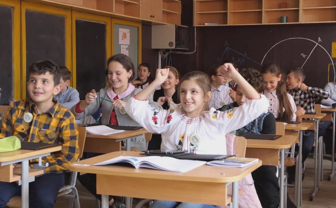Elevii din Teregova povestesc despre modul în care tabletele au redefinit școala