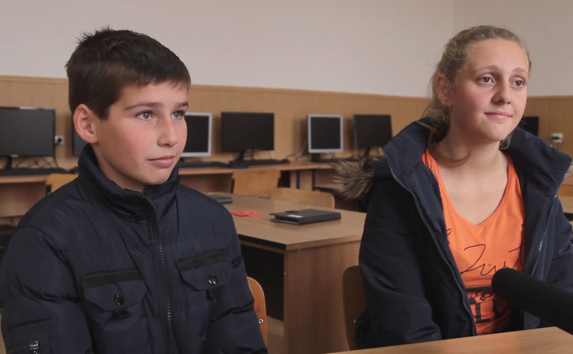Vasile și Rodica vin singuri la școală, pe poteci de munte, de pe diferiți versanți ai Băișorii