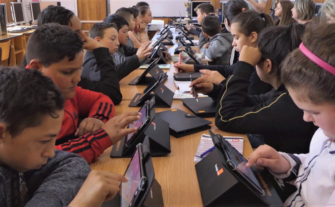 Elevii și părinții din Tîmboești vorbesc despre predarea digitală, noutatea din școala lor