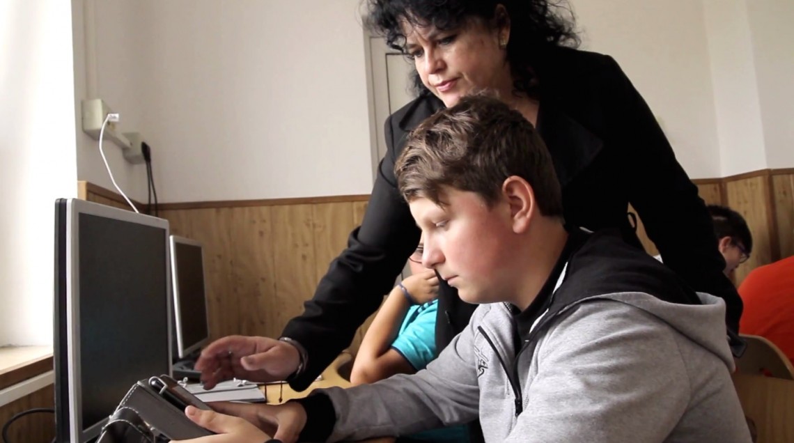 Prof. Mirela Maier, Băcia: „De când am primit tablete la clasă, copiii vor să lucreze și în pauză”