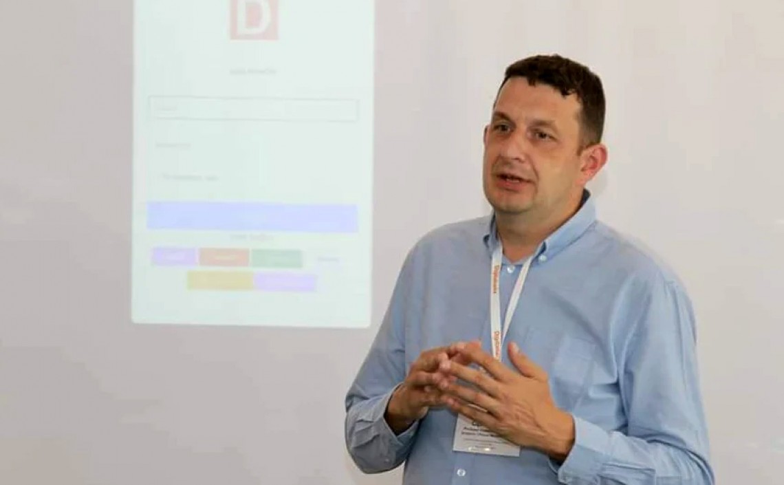 Gheorghe Ciprian Ittu, director și profesor de matematică și TIC la Școala Gimnazială Nr. 1 Poiana Mărului din județul Brașov și formator Digitaliada